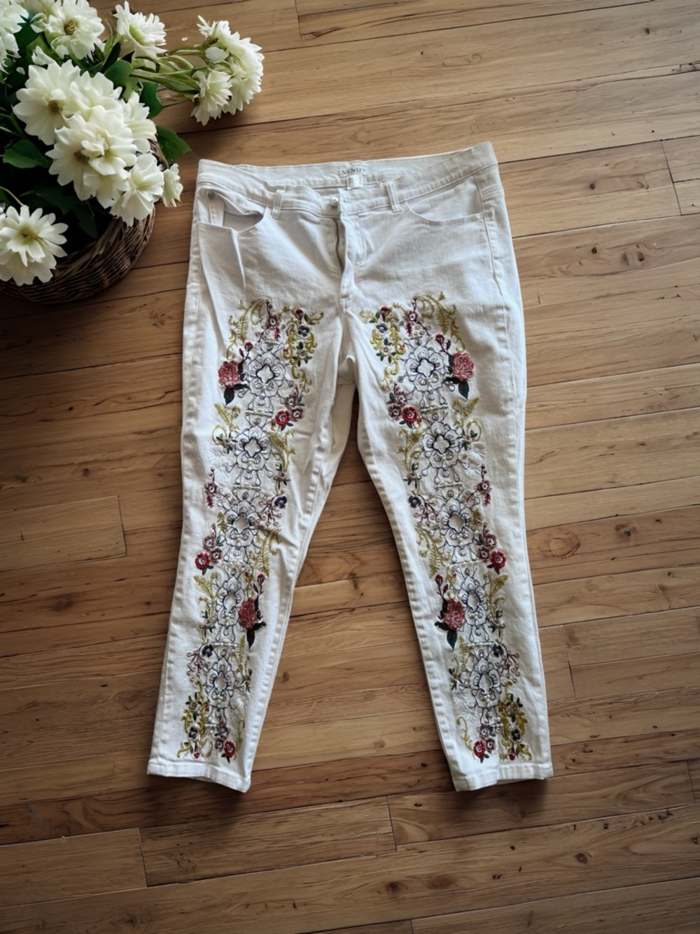 VENUS White Skinny Jeans with Multicolor Floral Embroidery